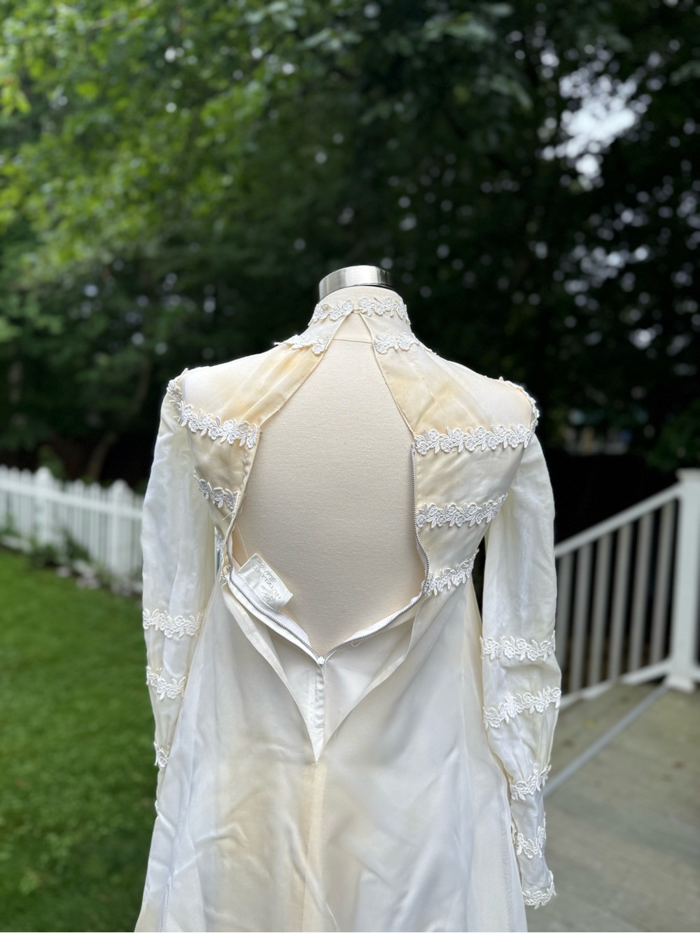 Vintage 1970 Hutzler Bros Bridal Ivory Lace Wedding Dress - Picture 6 of 11
